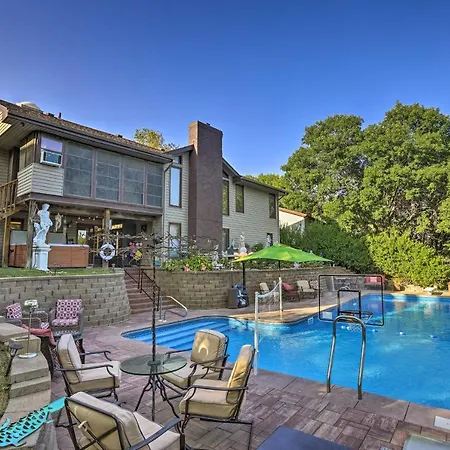 Family-Friendly Omaha Oasis About 10 Mi To Dtwn! Villa